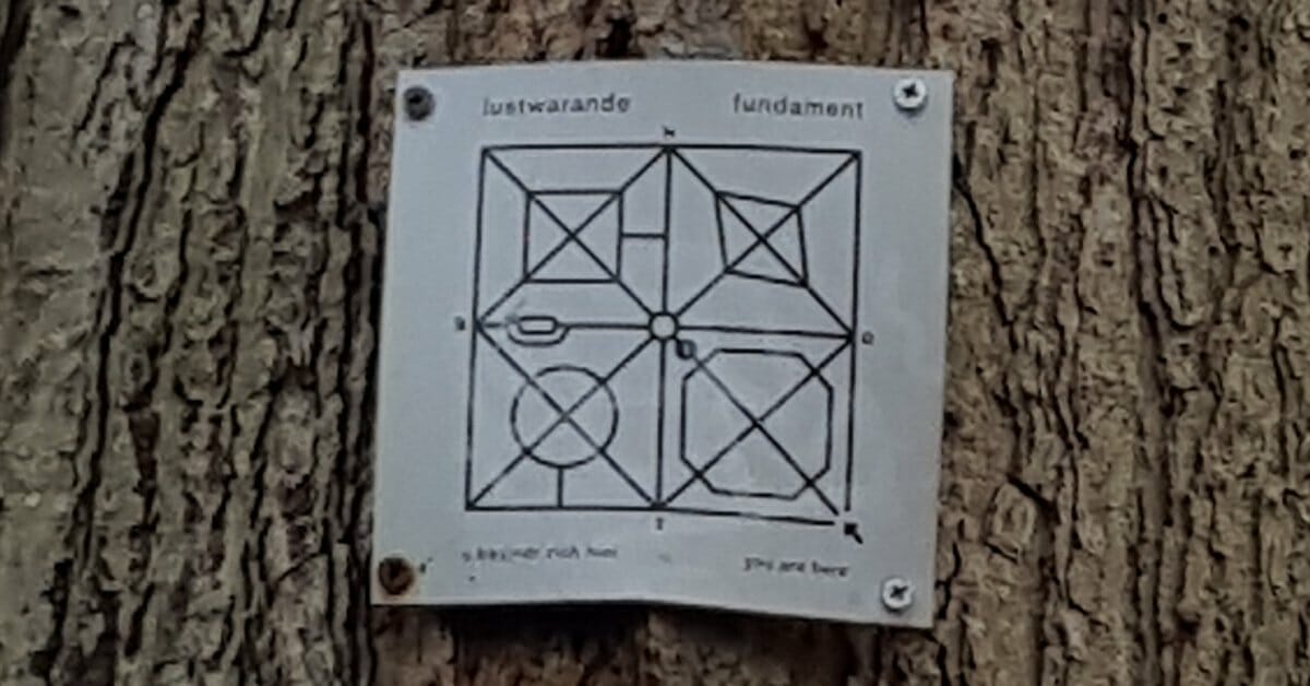 De kleinste metalen plattegrond tegen een boom OOIT. :) Klik voor andere, grotere plattegrond. Warande, kleine metalen plattegrond tegn boom