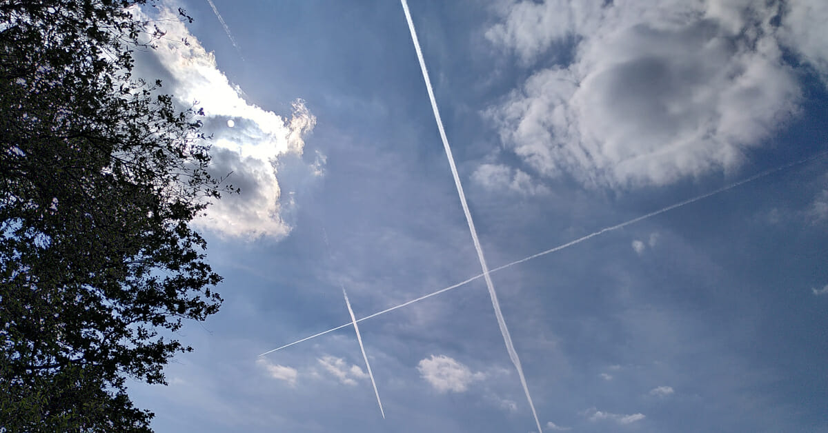 Blauwe hemel, witte wolken, condenssporen, contrails, Tilburg-West, 2020-05-20