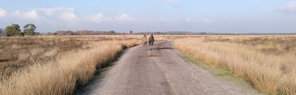 Marian en Wilma, zandpad, Regte Hei, Riel, Goirle, Riels Laag, De Wandelclub, 2022-12-01 (HB)